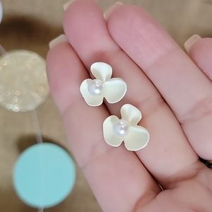 TRILLIUM PEARL STUD EARRINGS